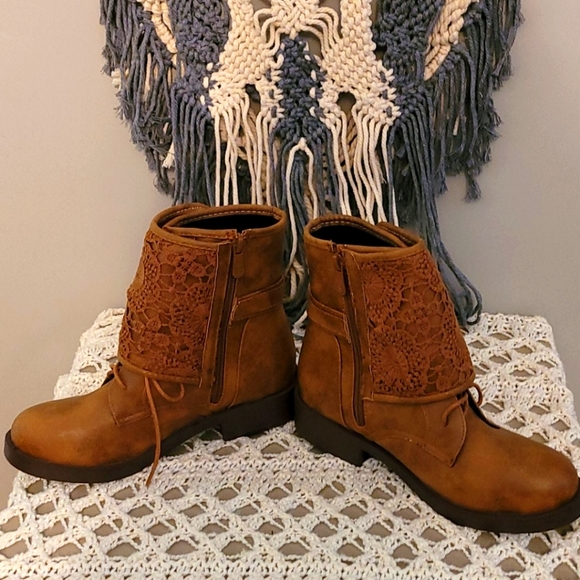FREE WITH PURCHASE-sooooooo cute Combat Boots ! - Picture 2 of 3